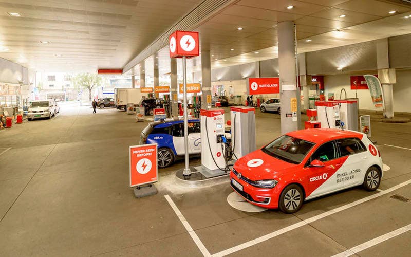 En Noruega, puntos de recarga para coches eléctricos donde antes había surtidores de gasolina
