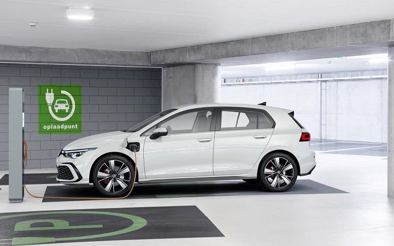 volkswagen-golf-8-hibrido-enchufable_portada