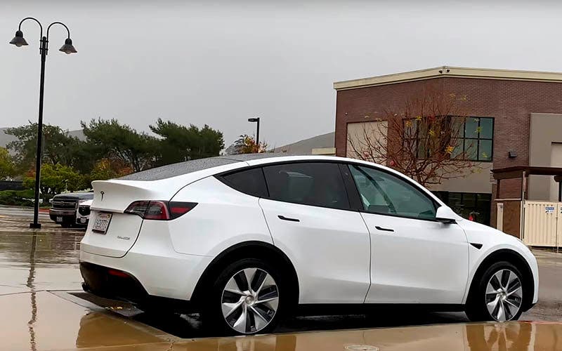 Tesla Model Y blanco en San Luis Obispo, California