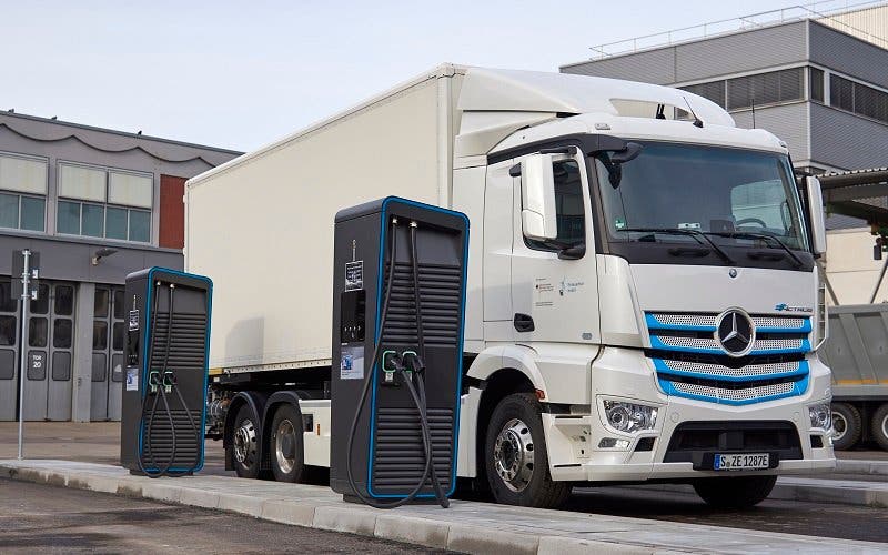 Daimler parking recarga vehiculos electricos comerciales Mercedes