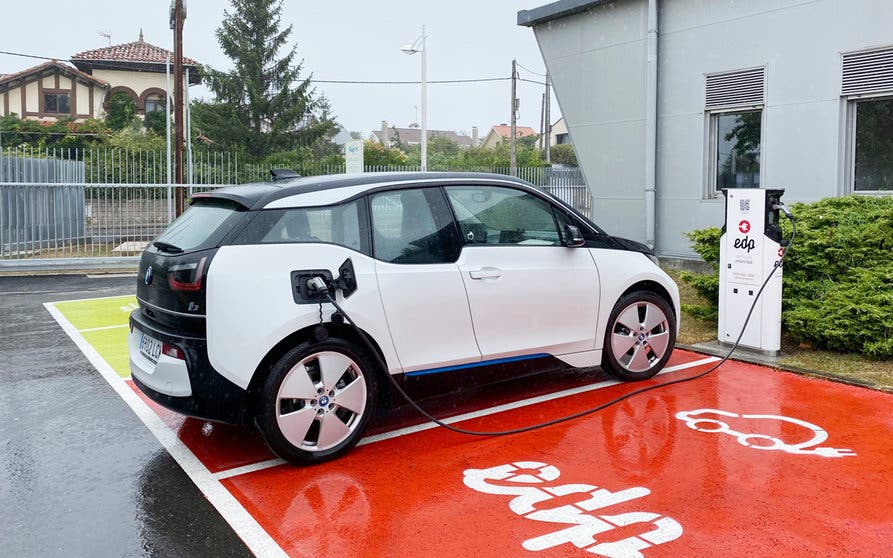 Un BMW i3 en un cargador de EDP. / Adriano Mones @adrianomones