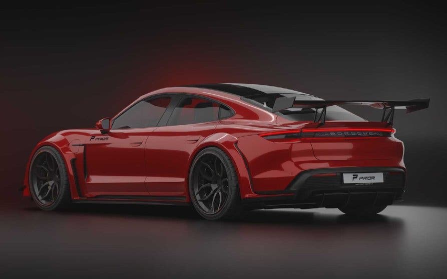 Tres cuartos delantero del Porsche Taycan con el kit estético de Prior Design.