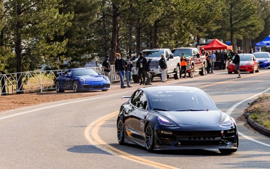 Primeros metros del Model 3 de Unplugged Performance en Pikes Peak.