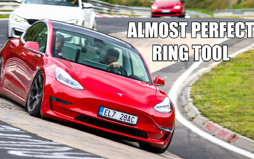 El Tesla Model 3 modificado a su paso por el Carrusel.