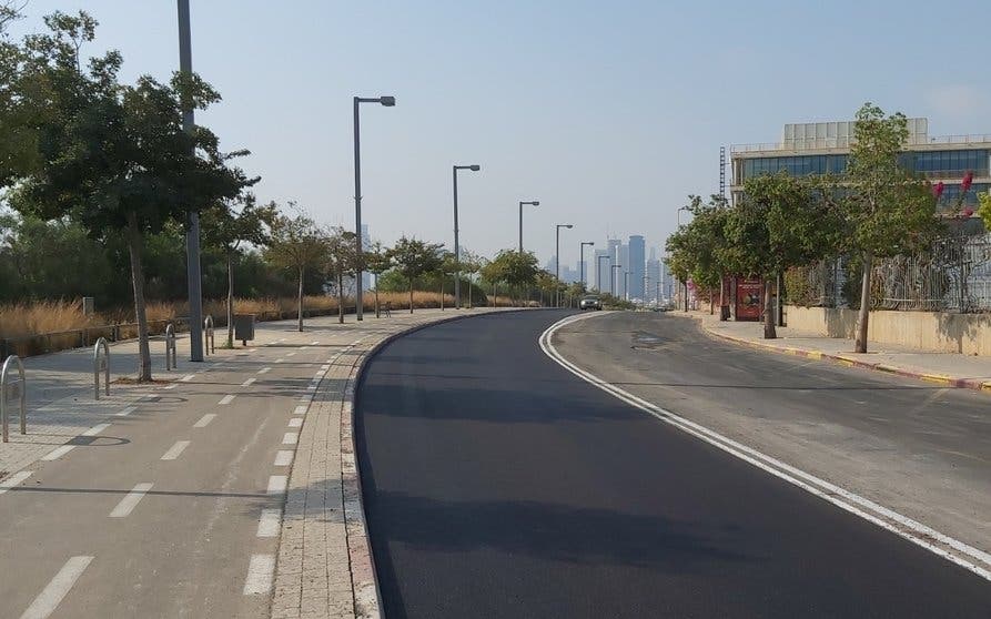 Carretera que carga coches eléctricos.