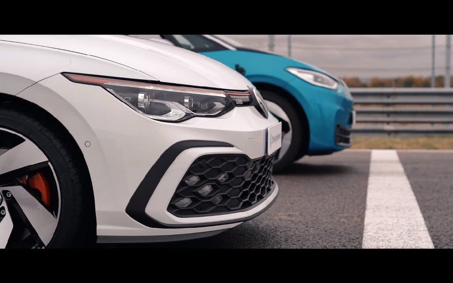 Volkswagen España compara sus dos estrellas del momento en una igualada carrera de aceleración.