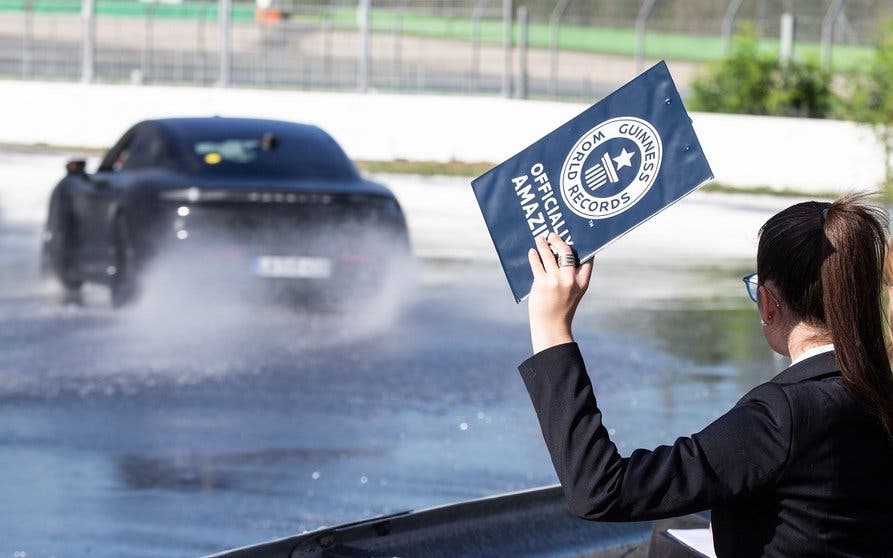 Porsche bate el Récord Guinnes del derrape más largo del mundo con un Taycan eléctrico de tracción trasera.