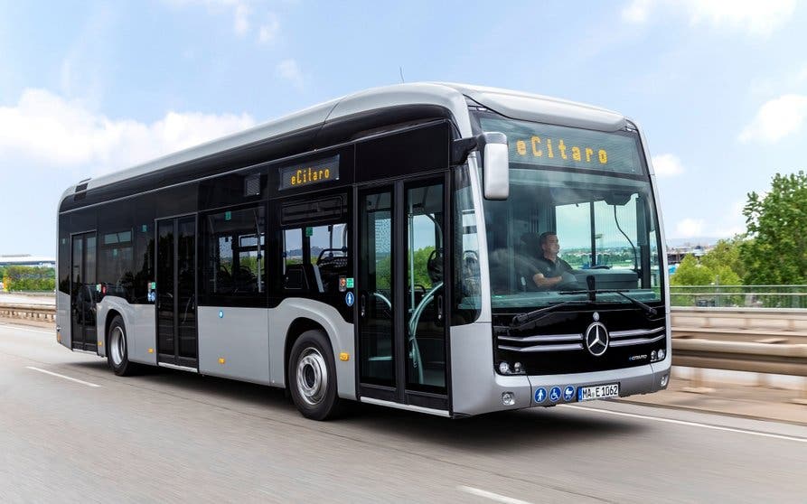 Mercedes-Benz eCitaro mit vollelektrischem Antrieb, Exterieur, anthrazit metallic, LED-Scheinwerfer, Länge/Breite/Höhe: 12.135/2.550/3.400 mm
Mercedes-Benz eCitaro with all-electric drive, exterior, anthracite metallic, LED headlamps, length/width/height: 12135/2550/3400 mm