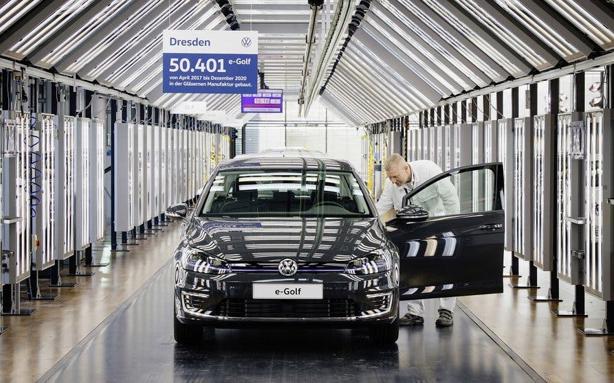 El último e-Golf eléctrico sale de la fábrica de Volkswagen en Dresden.