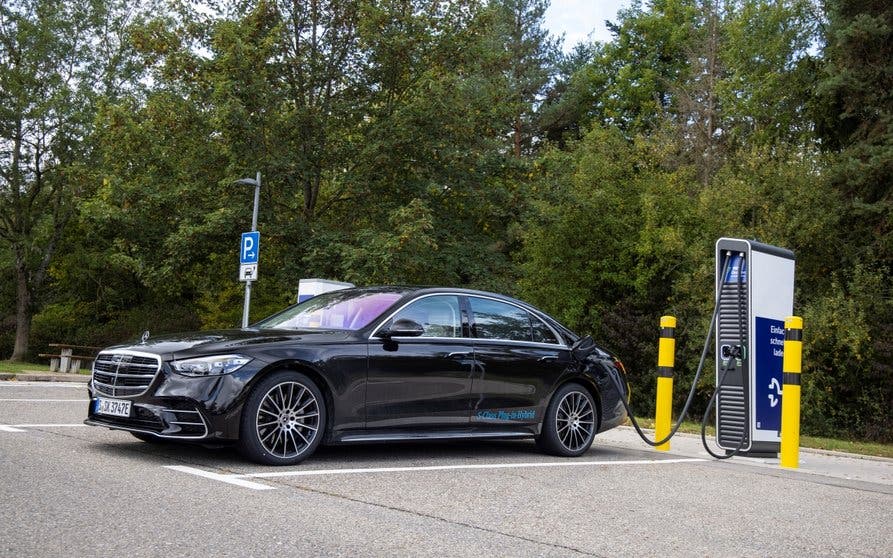 Mercedes-Benz S-Klasse Plug-in-Hybrid; Exterieur: Onyxschwarz, AMG Line; Interieur: Leder Exklusiv macciatobeige/magmagrau
Mercedes-Benz S-Class Plug-in-Hybrid exterior: onyx black, AMG Line; interior: leather exclusive macchiato beige/magma grey