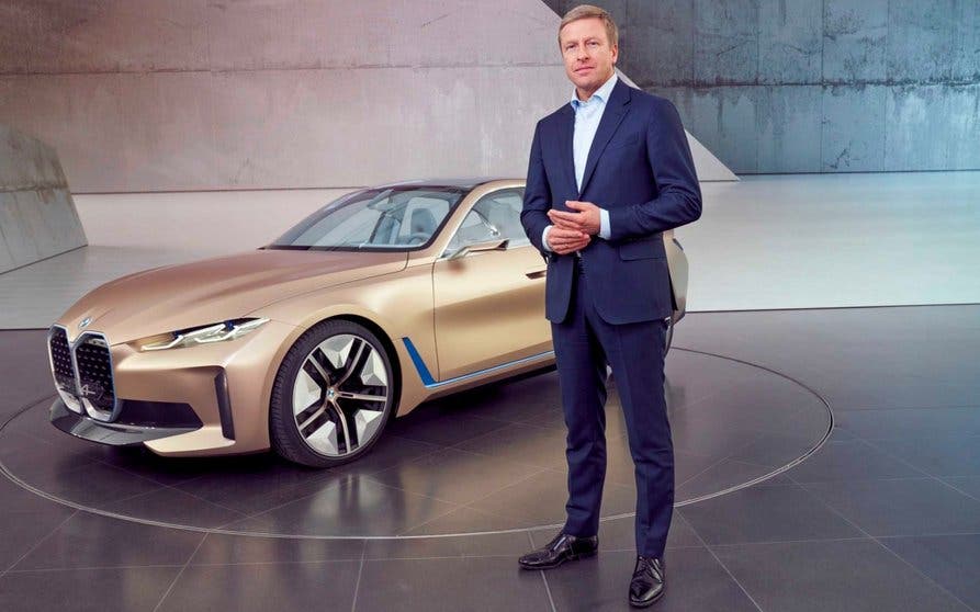 Oliver Zipse, CEO de BMW junto al i4 conceptual.