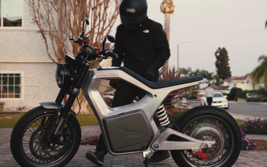 Así se extrae la batería de la nueva moto eléctrica de Sondors