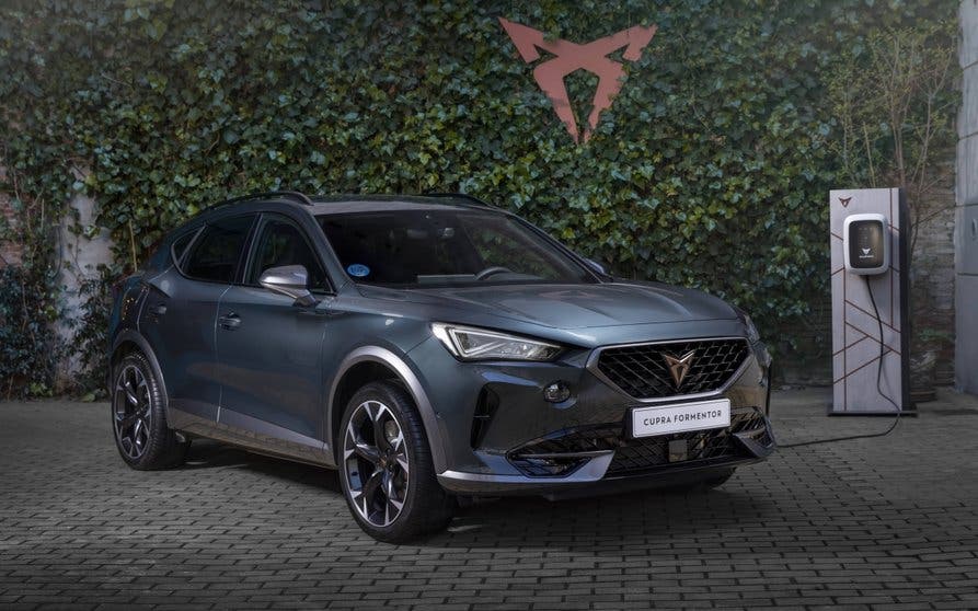 El-CUPRA-Formentor-e-HYBRID-ya-disponible-con-la-version-de-204-CV_02_HQ