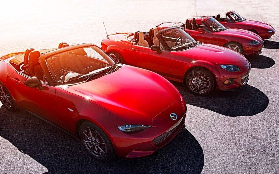 La próxima generación del Mazda MX-5 contará con algún grado de electrificación.