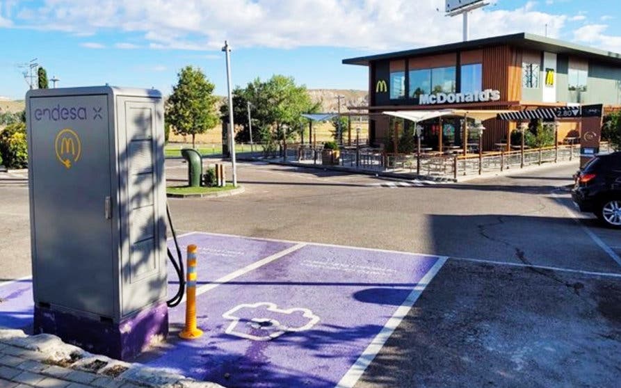 Punto de recarga de Endesa X en un restaurante de McDonald's