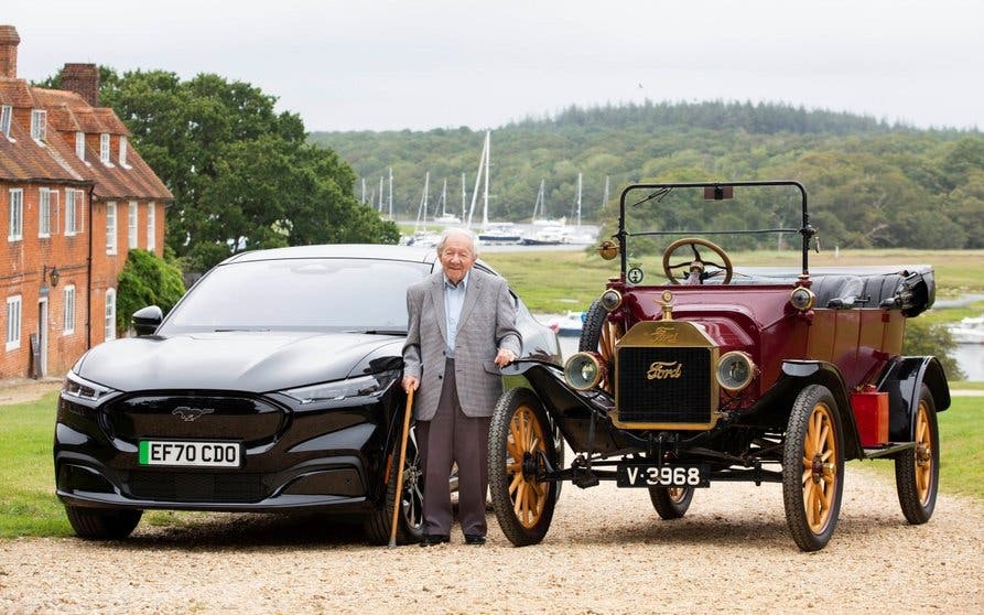 Harold Baggott, de 101 años de edad, junto al Ford Model T y un Ford Mustang Mach-E