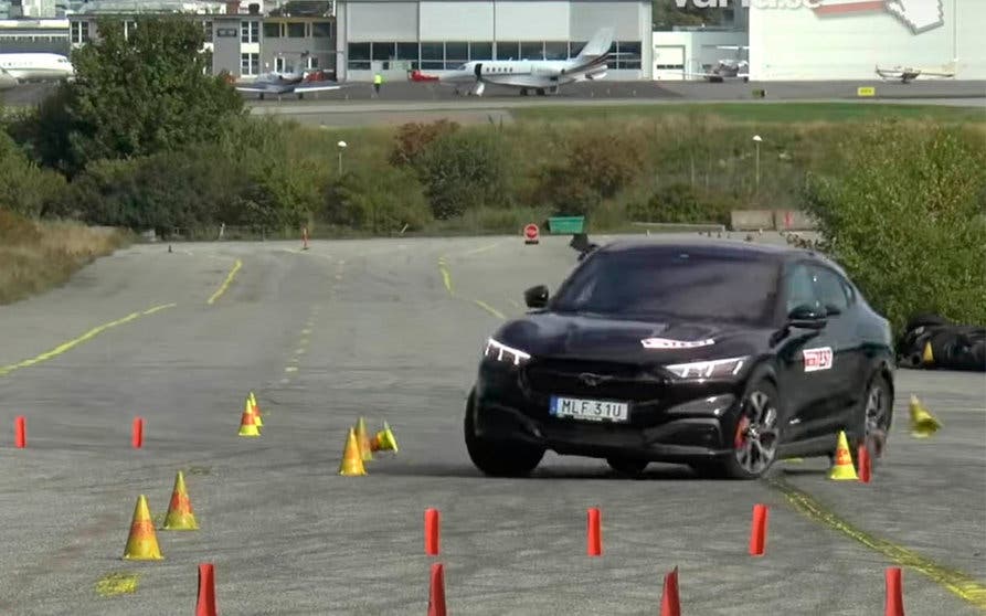 Ford Mustang Mach-E prueba alce