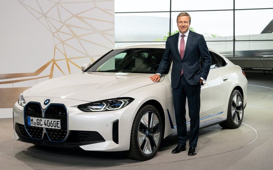 Oliver Zipse, CEO de BMW, junto al BMW i4 eléctrico.