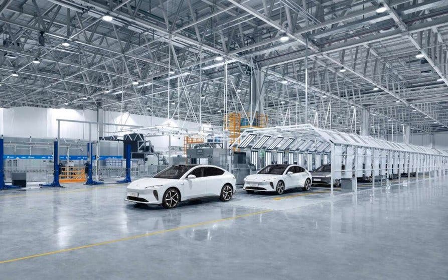 Primeras unidades del NIO ET5 fabriacadas en la línea de producción.