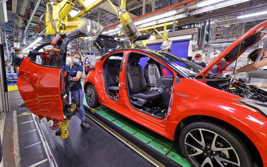 Toyota Yaris híbrido en la línea de producción en la fábrica de Valenciennes, Francia