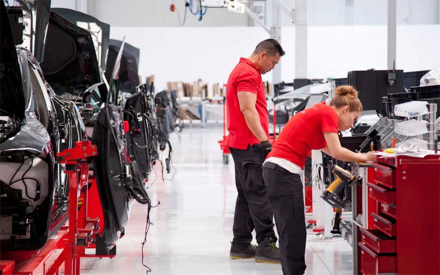 Tesla incrementa su número de empleados durante 2021