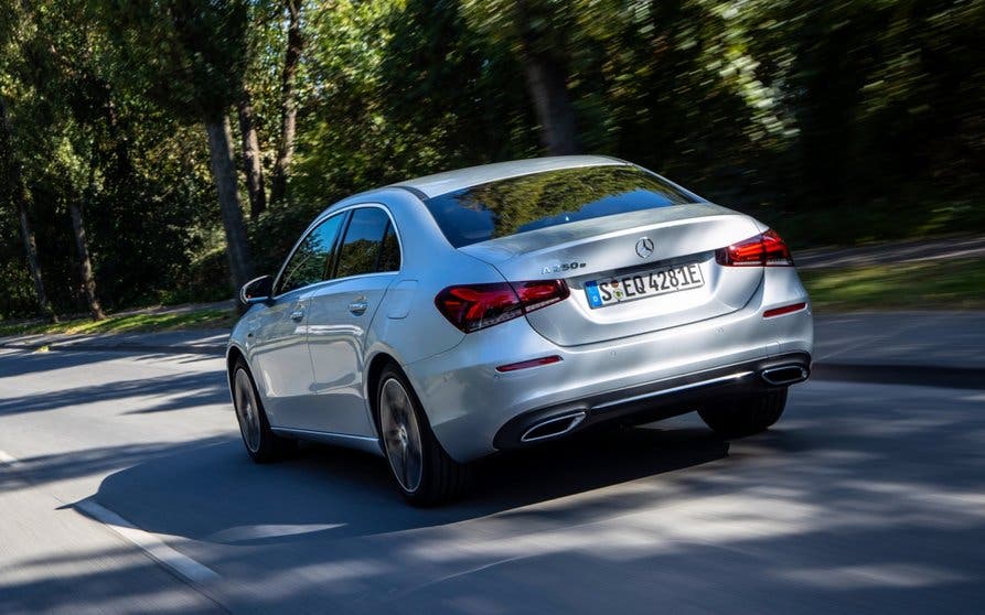 Mercedes-Benz A 250 e Limousine, iridiumsilber metallic, Leder schwarz;Kraftstoffverbrauch gewichtet 1,4 l/100 km, CO2-Emissionen gewichtet 33-32 g/km, Stromverbrauch gewichtet 14,8-14,7 kWh/100 km*
Mercedes-Benz A 250 e Sedan, iridium silver metallic, Leather black;Weighted fuel consumption 1.4 l/100 km, weighted CO2 emissions 33-32 g/km, weighted power consumption 14.8-14.7 kWh/100 km*