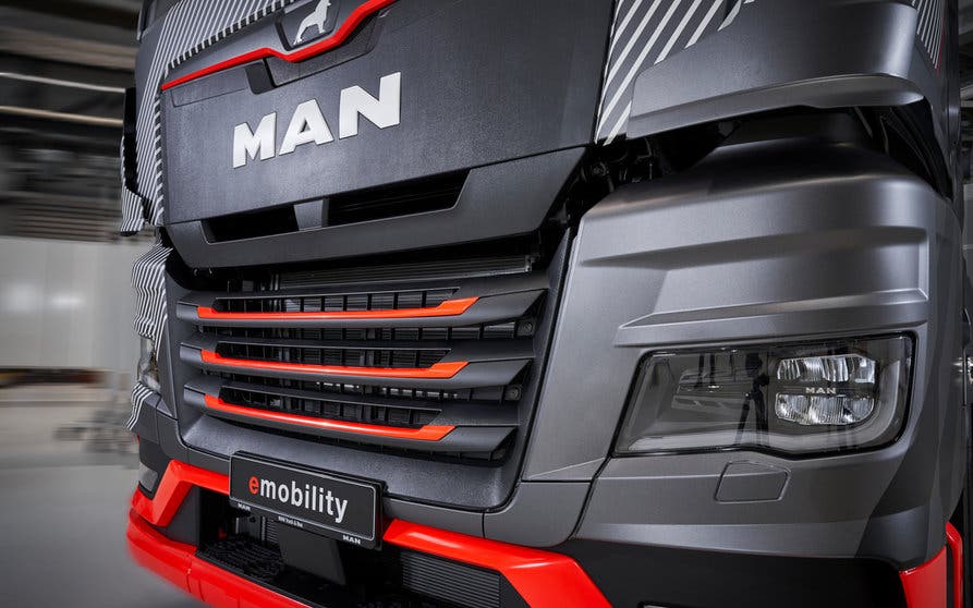 MAN beschleunigt Wandel zu Nullemissionsantrieben
MAN Truck & Bus beschleunigt den Wandel hin zu emissionsfrei angetriebenen Nutzfahrzeugen. Der Beginn der Fertigung schwerer E-Trucks in München soll nun schon Anfang 2024 mit einer zeitnahen Auslieferung von zunächst 200 Einheiten erfolgen. Dies ist fast ein Jahr früher als ursprünglich geplant. Erstmals hat MAN heute (17.02.2022) in Nürnberg einen seriennahen Prototyp des neuen Elektro-Lkw der Öffentlichkeit vorgestellt.