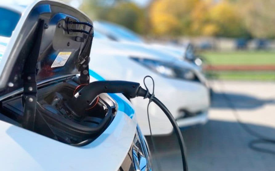 Un coche eléctrico cargando las baterías.