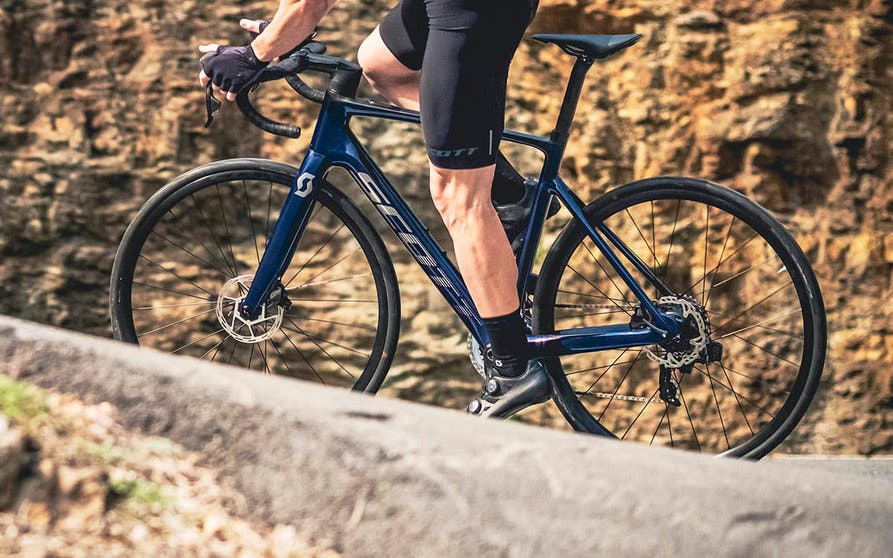 Scott Addict eRide bicicleta eléctrica carretera liviana-portada.