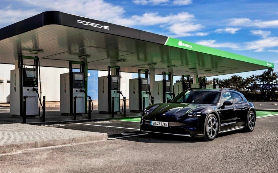 Se necesitan hasta 30 meses para tramitar la instalación de un punto de carga de coches eléctricos.