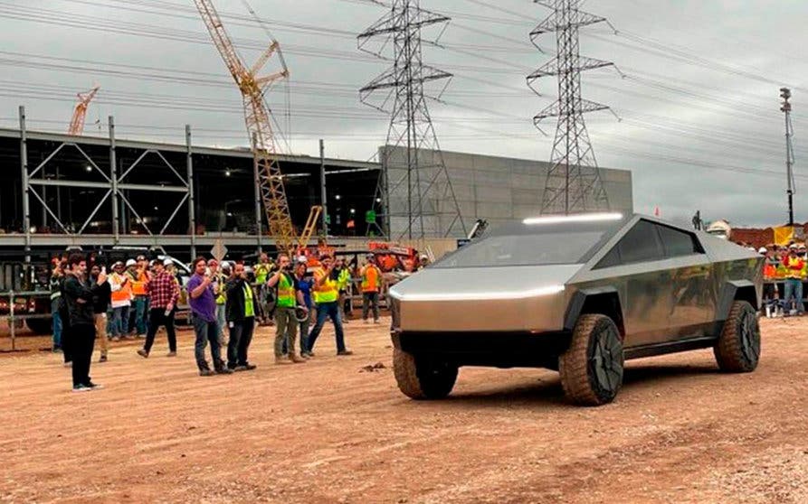 Gigapress tesla cybertruck pick-up electrica-portada