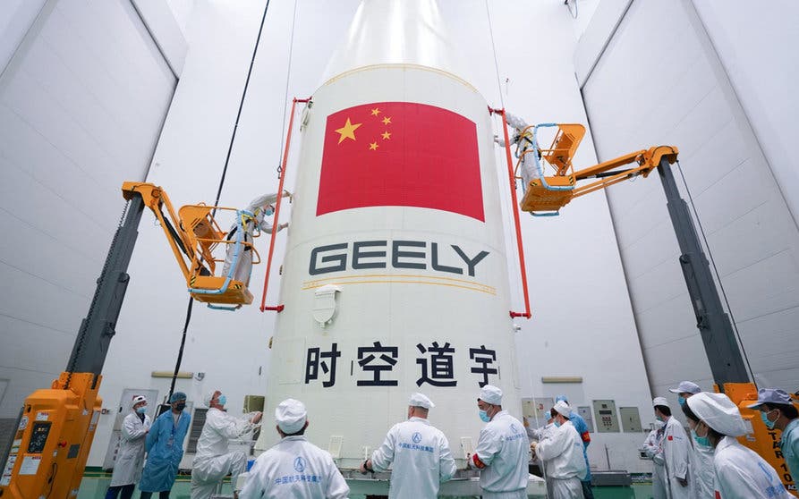 Geely lanza su primera red satelital para la cobertura de sus coches autónomos.