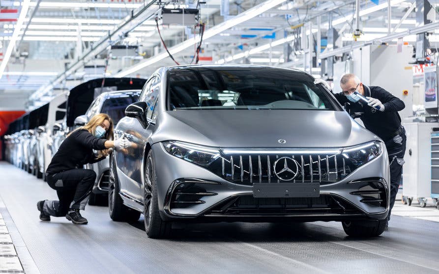 Mercedes EQE eléctrico en producción.