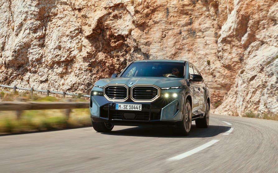 BMW-XM-Frontal