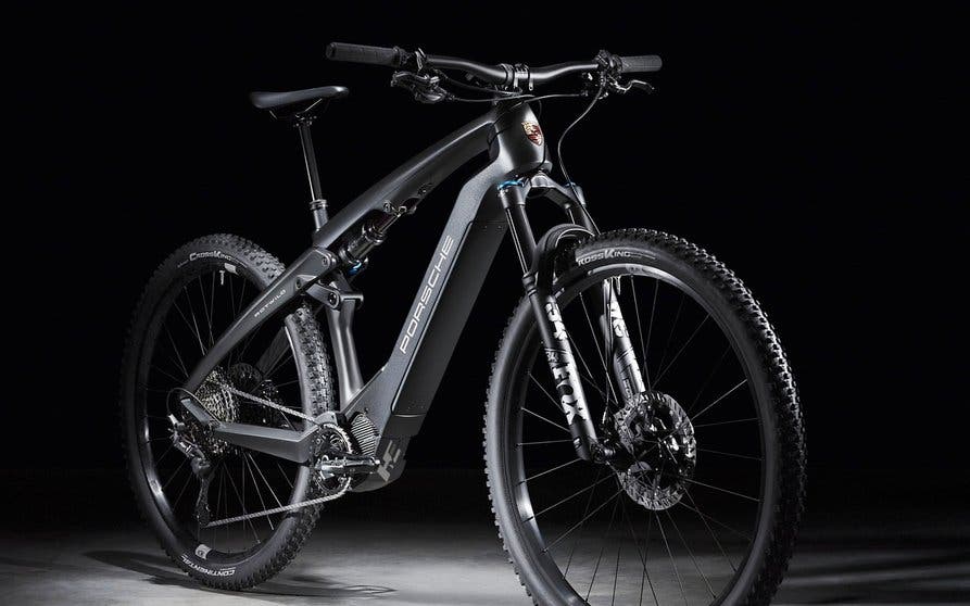 Porsche renueva su bicicleta eléctrica de montaña.