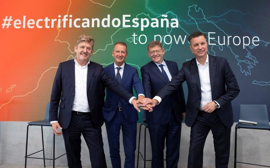 De izquierda a derecha, SEAT CEO Wayne Griffiths, Volkswagen AG CEO Herbert Diess, President of the Valencian Generalitat Ximo Puig, Volkswagen AG Board Member Technology Thomas Schmall