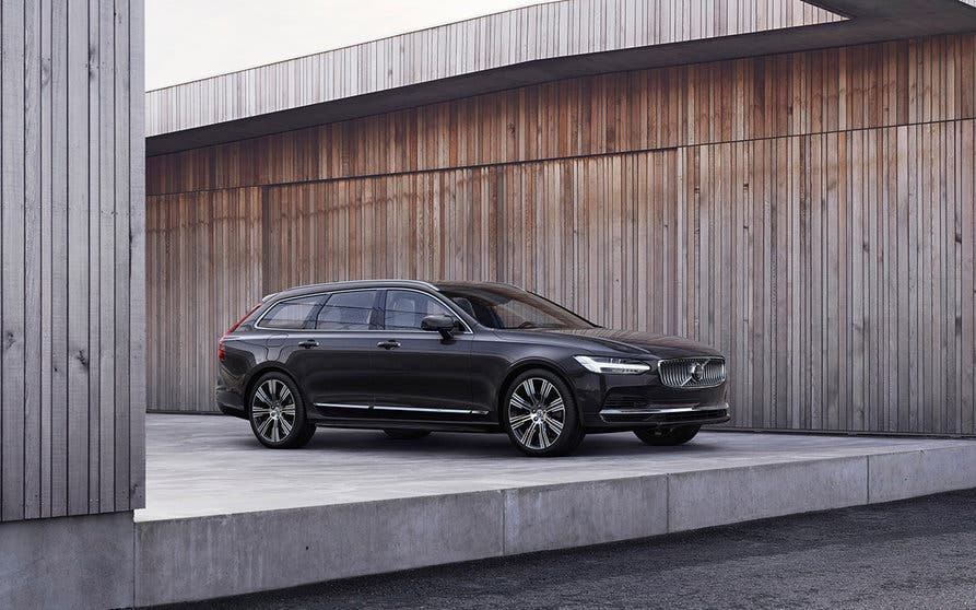 The refreshed Volvo V90 Recharge T8 plug-in hybrid in Platinum Grey