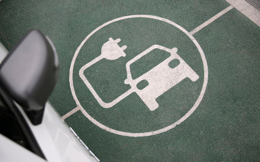 close-up-on-electric-car-charging2 copia