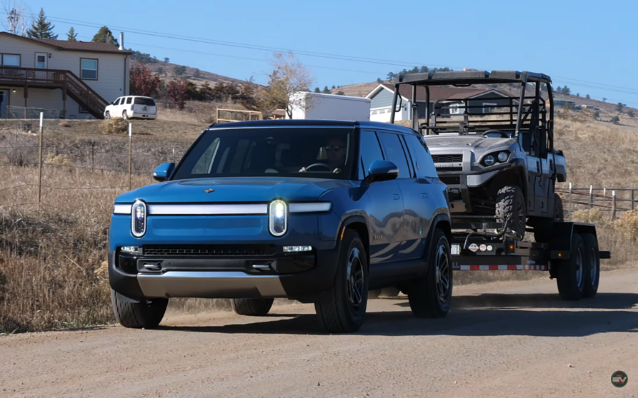 rivian-r1s-autonomia-remolque