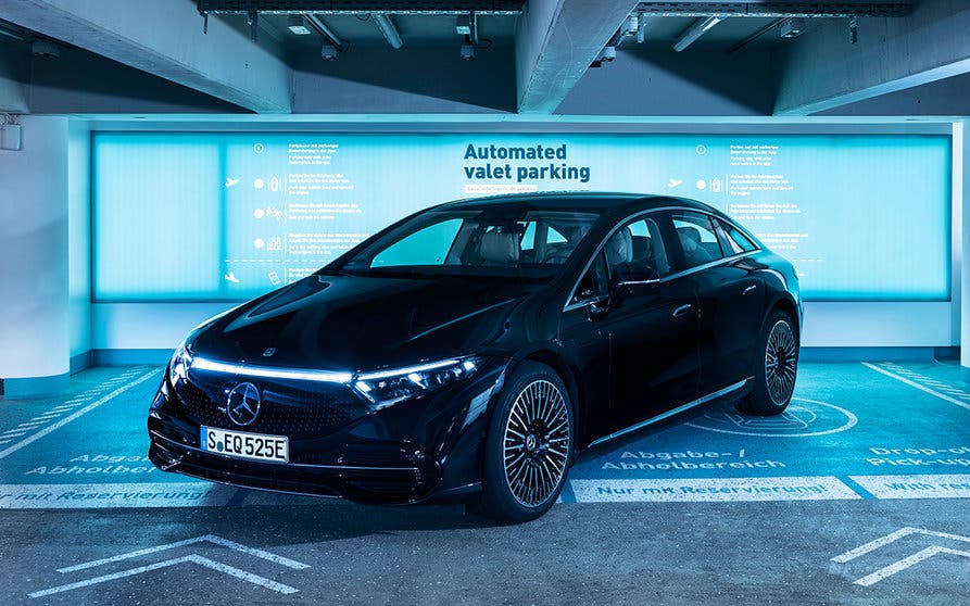 Mercedes-Benz erhält für das gemeinsam mit seinem Technologiepartner Bosch entwickelte „Automated Valet Parking“ die Freigabe der Behörden für den Serienbetrieb. Die weltweit erste vollautomatisierte und fahrerlose Parkfunktion (SAE Level 4) wird für bestimmte Varianten der S-Klasse und des EQS mit der entsprechenden Vorrüstung „INTELLIGENT PARK PILOT“ verfügbar sein und in Deutschland zunächst im Parkhaus P6 am Airport Stuttgart starten. // Mercedes-Benz has received official approval for commercial use in Germany for the “automated valet parking” service, which has been developed together with the technology partner Bosch. The world’s first highly automated driverless parking function (SAE Level 4) will be available in Germany for certain S-Class and EQS variants featuring the INTELLIGENT PARK PILOT and will debut in the parking garage P6 at the Airport Stuttgart.