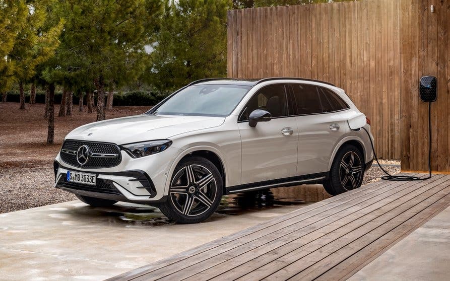 Mercedes-Benz GLC SUV Plug-in-Hybrid; Exterieur: AMG Line, MANUFAKTUR diamantweiß bright; Interieur: AMG Line, Leder zweifarbig powerrot/schwarz
Mercedes-Benz GLC SUV plug-in hybrid; exterior: AMG line, MANUFAKTUR diamond white bright; interior: AMG line, leather two-tone power red/black
