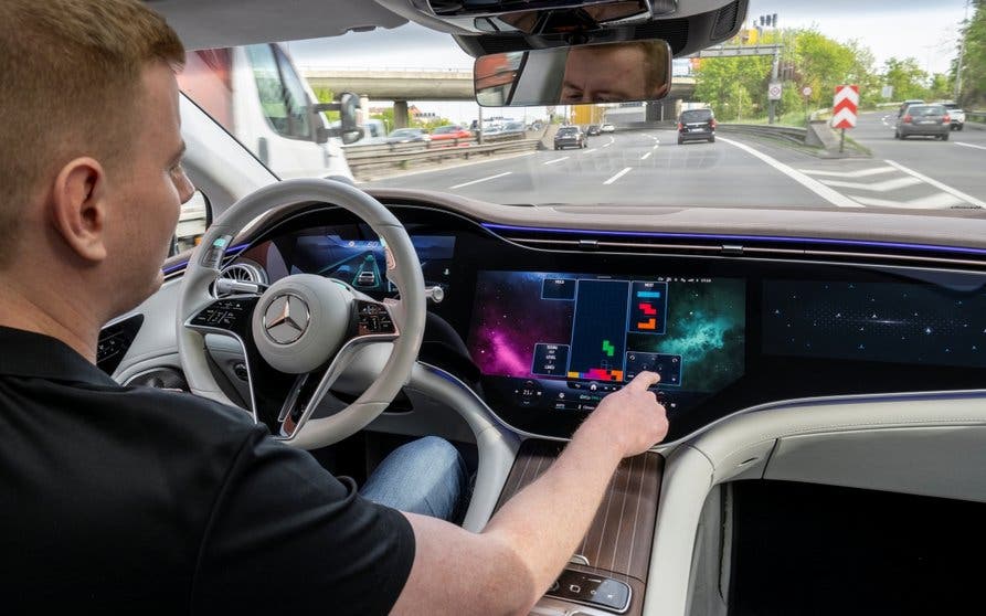 DRIVE PILOT ist aktiv; Nebentätigkeiten sind verfügbar.
DRIVE PILOT is active; secondary activities are available.