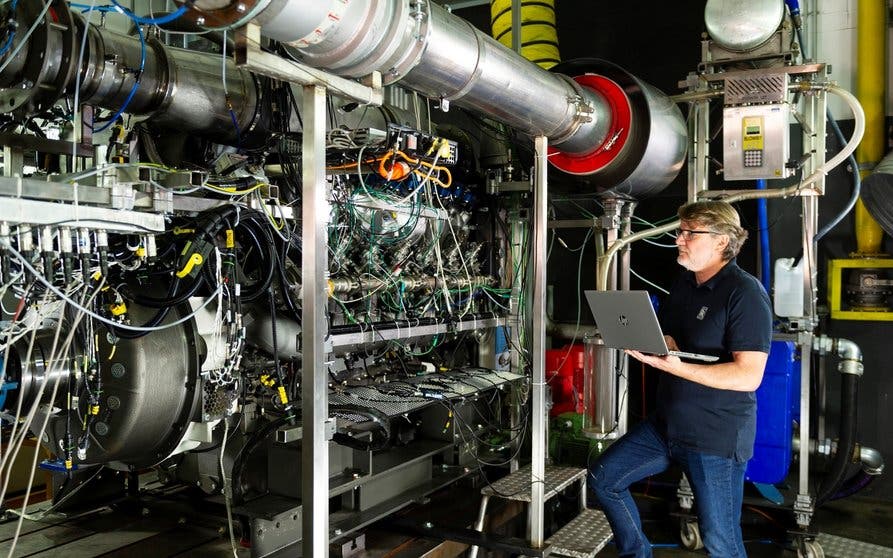 Rolls-Royce has reached another milestone towards CO2-neutral energy supply: The further developed 12-cylinder gas engine of the mtu Series 4000 has successfully passed the first test runs with 100 percent hydrogen and showed very good results in terms of efficiency, power, emissions and combustion.
Rolls-Royce hat einen weiteren Meilenstein in Richtung CO2-neutrale Energieversorgung erreicht: Der weiterentwickelte 12-Zylinder-Gasmotor der mtu-Baureihe 4000 hat die ersten Testläufe mit 100 Prozent Wasserstoff erfolgreich durchlaufen und zeigte in Bezug auf Wirkungsgrad, Leistung, Emissionen und Verbrennung sehr gute Ergebnisse.