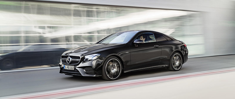 Mercedes-AMG E 53 4MATIC+ Coupé
Exterieur: Obsidianschwarz metallic // Exterior: Obsidian black metallic

(Kraftstoffverbrauch kombiniert: 8,4 l/100 km; CO2-Emissionen kombiniert: 200 g/km)
(fuel consumption combined: 8.4 l/100 km; CO2 emissions combined: 200 g/km)
