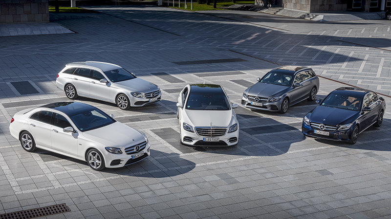 Driven by EQ Stuttgart 2018; Mercedes-Benz S 560e, E 300 de, E 300 e Plug-in-Hybride: Kraftstoffverbrauch kombiniert: 2,6-1,6 l/100 km, CO2-Emissionen kombiniert: 59-38 g/km*, Stromverbrauch kombiniert: 20,2-13,7 kWh/100 km* Driven by EQ Stuttgart 2018; Mercedes-Benz S 560e, E 300 de, E 300 e Plug-in hybrids: Fuel consumption combined: 2.6-1.6 l/100 km, CO2 emissions combined: 59-38 g/km*, power consumption combined:  20.2-13.7 kWh/100 km* 