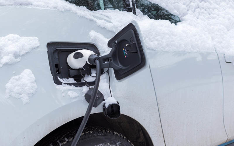 IAA aconseja climatizar los coches eléctricos cuando están conectados a la red
