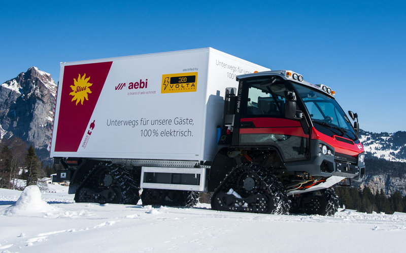 Así es el primer camión oruga eléctrico de Aebi para la nieve suiza .