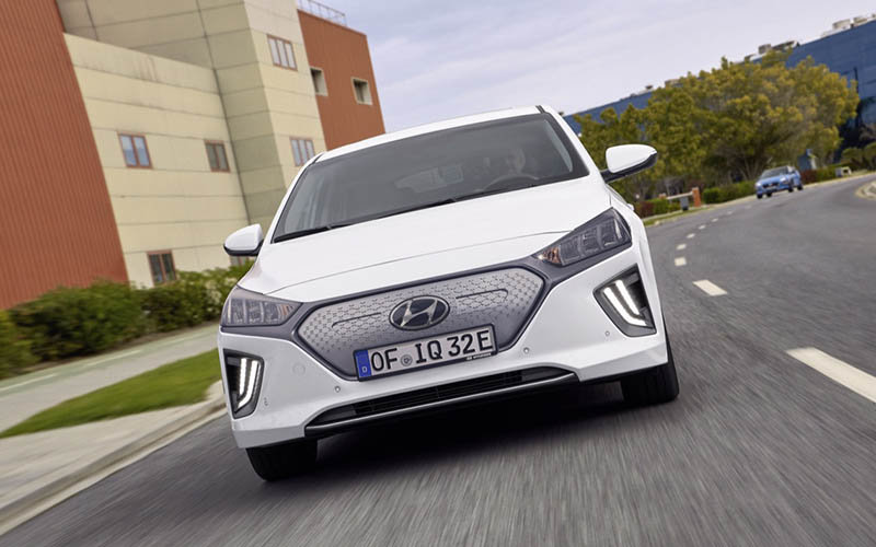 Hyundai actualza el Ioniq eléctrico dotándolo de 294 kilómetros de autonomía