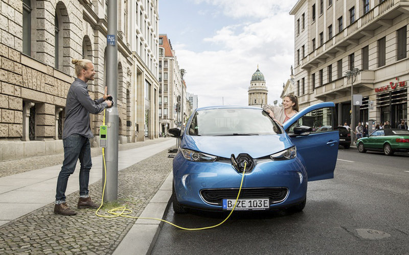 Ubitricity quiere implantar en España su modelo de recarga de coches eléctricos en farolas.