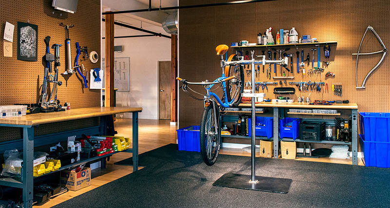 Estudio de diseño y trabajo de Budnitz Bicycles en el que se personalizan las bicicletas